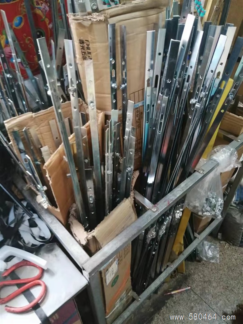 定做各种纱窗，软包防盗门，白钢护栏，维修门窗，换硅胶密封条