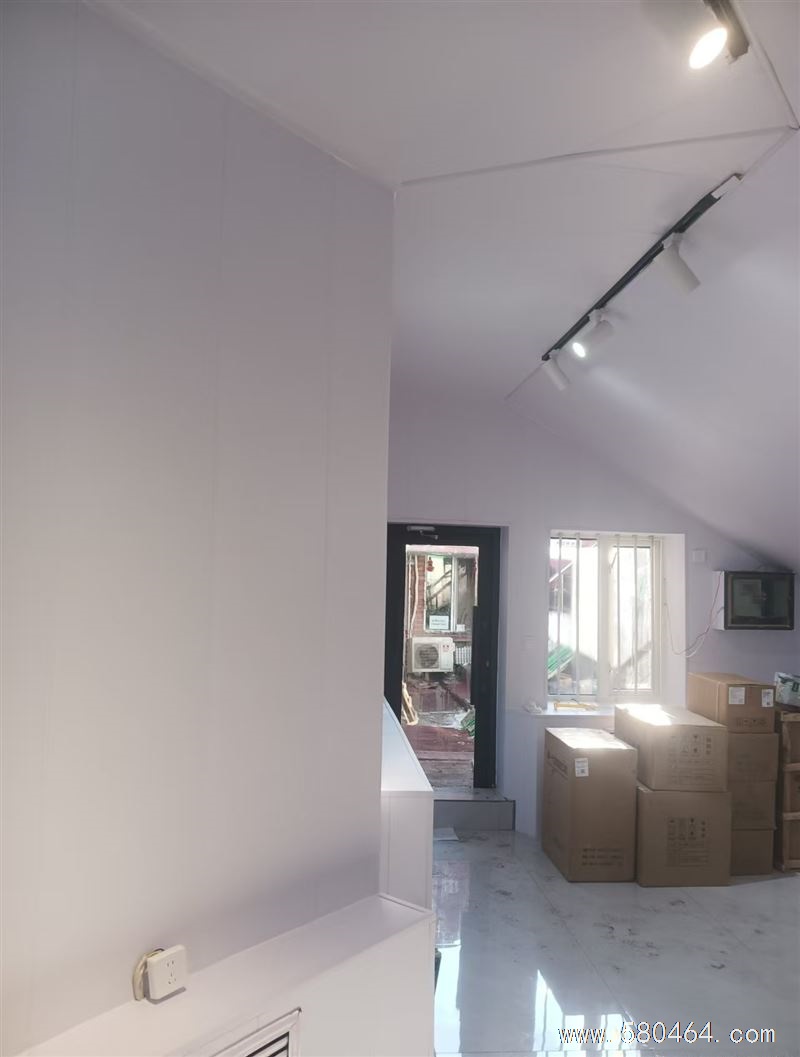 七台河桃山区狼嚎街十字路口商铺出售