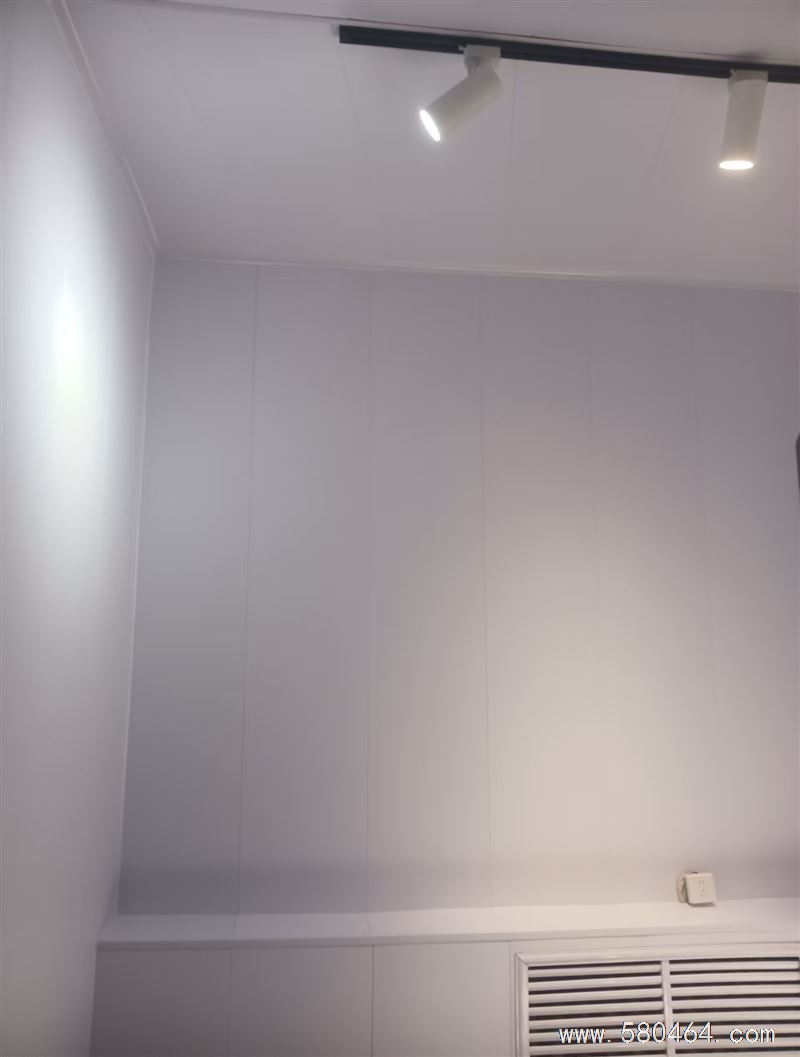 七台河桃山区狼嚎街十字路口商铺出售